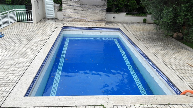Piscina residencial de alvenaria após reforma completa