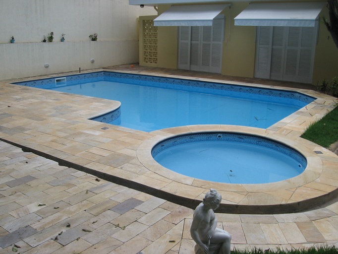 Piscina de vinil antiga e desbotada (Antes)