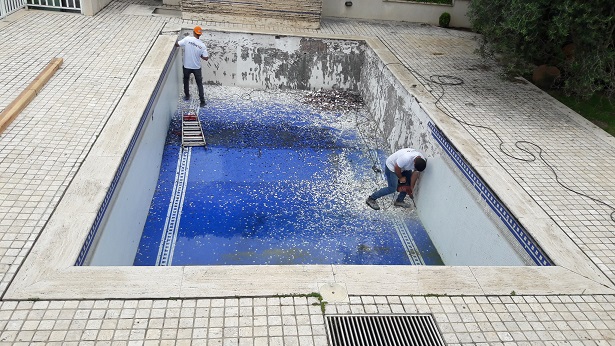 Detalhe do acabamento cerâmico em piscina de alvenaria