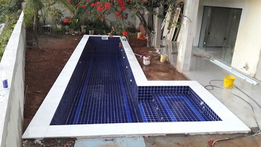 Estrutura de blocos para piscina de alvenaria em andamento
