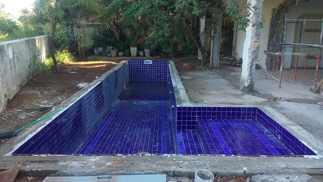 Piscina de alvenaria com iluminação de LED finalizada com deck