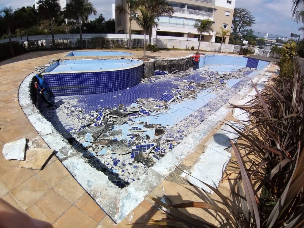 Detalhe da construção de piscina em alvenaria