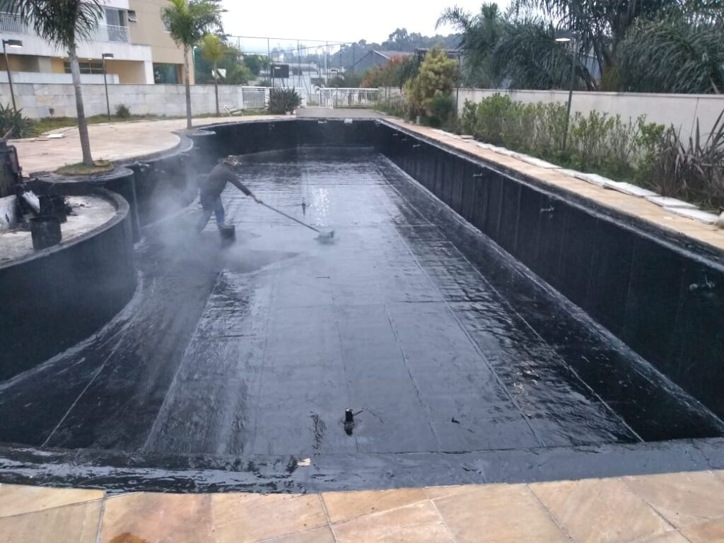 Piscina de condomínio em fase de acabamento