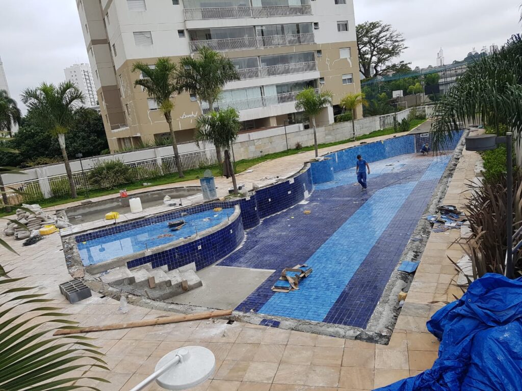 Aplicação de revestimento em piscina de condomínio
