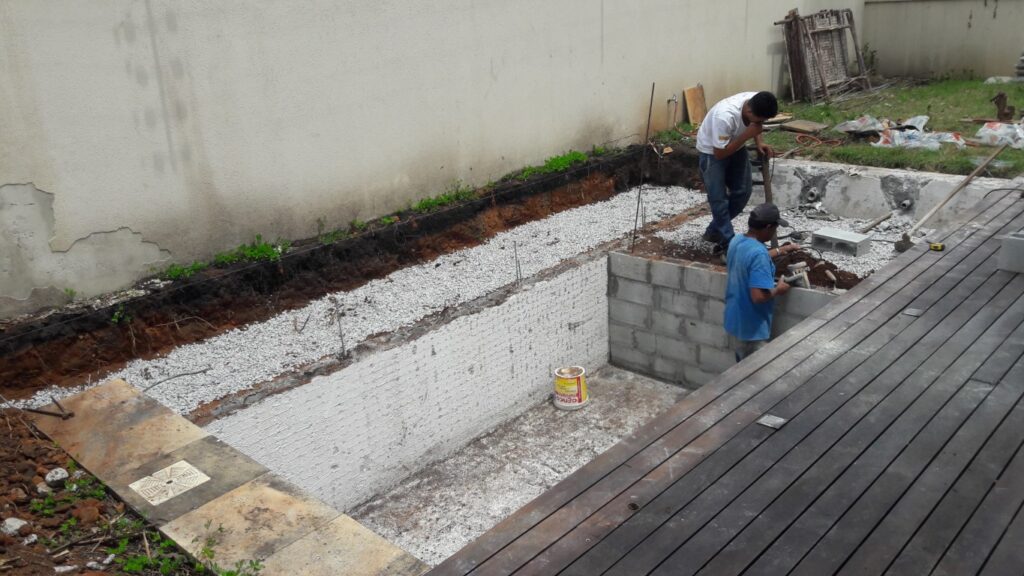 Piscina de azulejo finalizada com iluminação subaquática